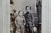 Porträt zweier Jungen, um 1900